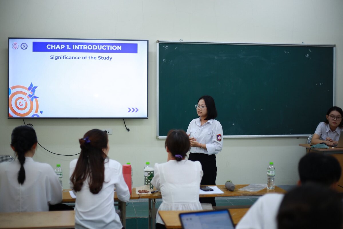 Bảo vệ đồ án tốt nghiệp Khóa 62 Khoa Ngoại ngữ