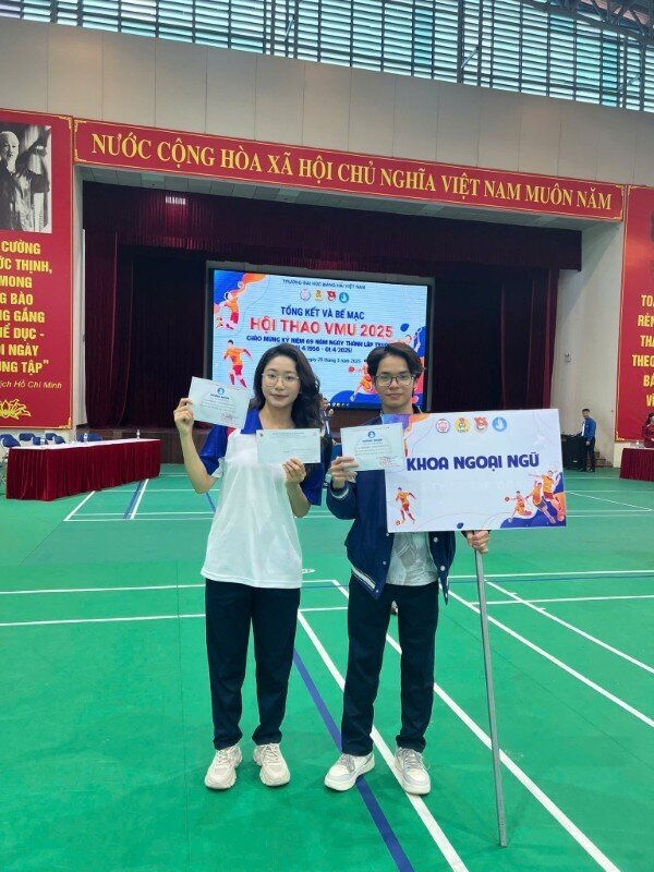 Hội thao VMU 2025 – chinh phục cầu lông cùng Khoa Ngoại ngữ