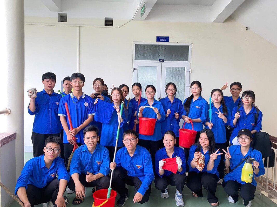 Hưởng ứng Ngày Chủ nhật xanh cùng Khoa Ngoại ngữ