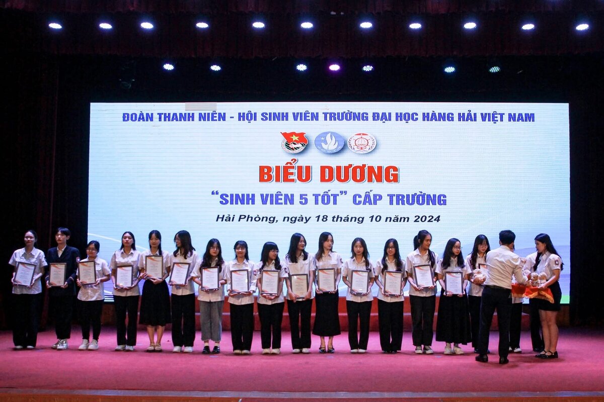 Lễ trao thưởng Sinh viên 5 tốt cấp trường năm học 2023-2024