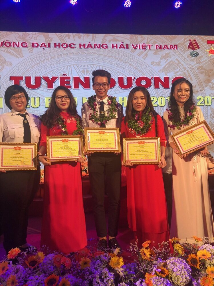Sinh viên tiêu biểu Khoa Ngoại ngữ cấp Trường năm học 2017 - 2018