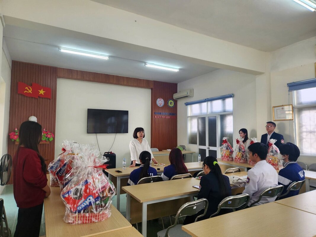 Trao tặng quà Tết cho sinh viên nhân dịp Xuân Bính Ngọ năm 2026 cùng Khoa Ngoại ngữ