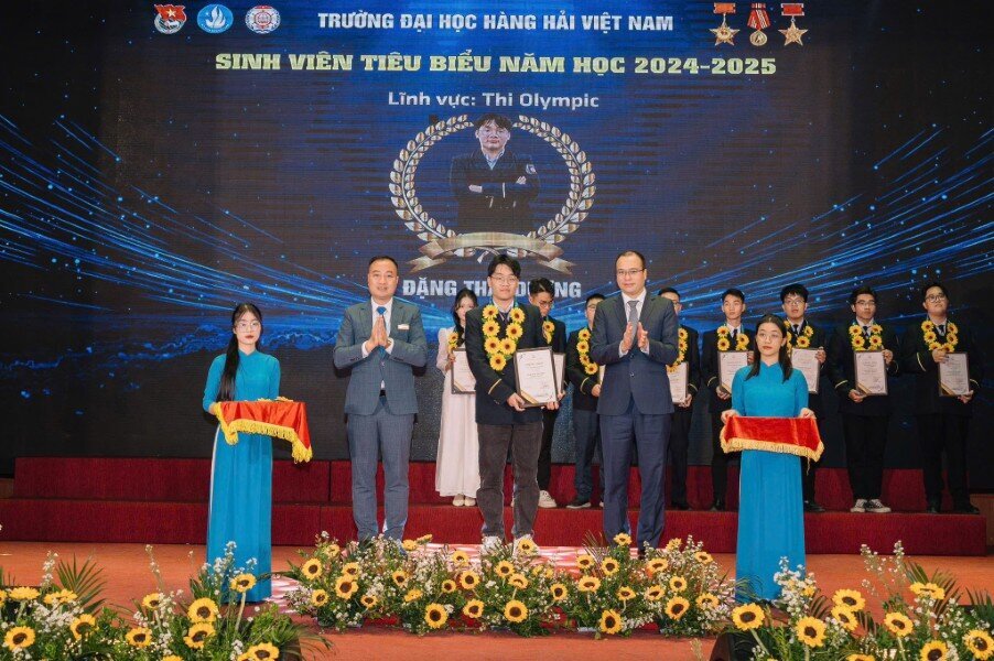 Vinh danh 7 sinh viên Khoa Ngoại ngữ tại Lễ tuyên dương Sinh viên tiêu biểu năm học 2024–2025
