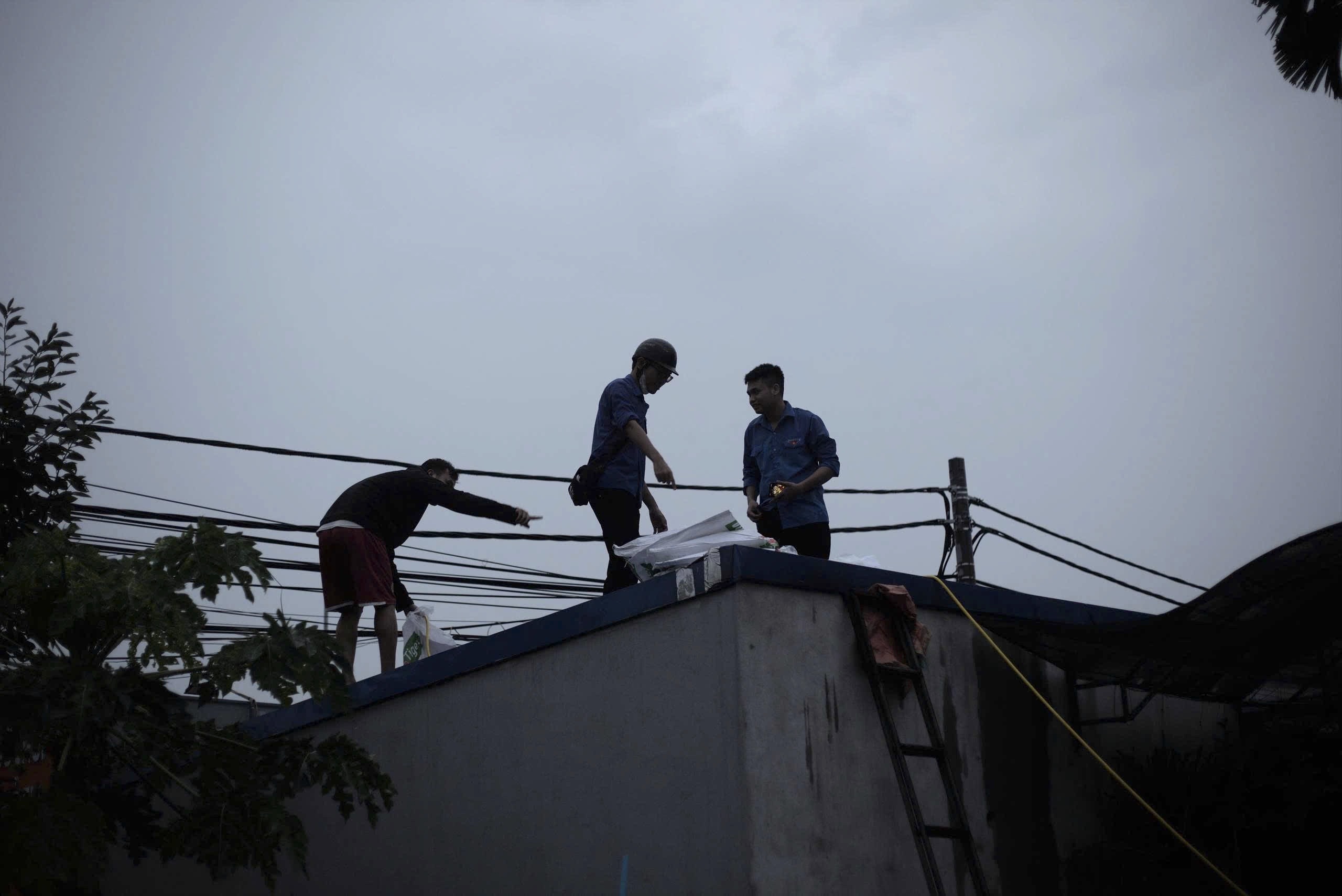 Hỗ trợ phòng chống bão Wipha (Bão số 3) tại địa phương: giúp người dân kê cao đồ đạc, gia cố mái nhà với bao nước, chủ động ứng phó thiên tai.